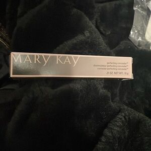 Perfecting Concealer 
Mary Kay 
Light Bronze 
.21 oz.